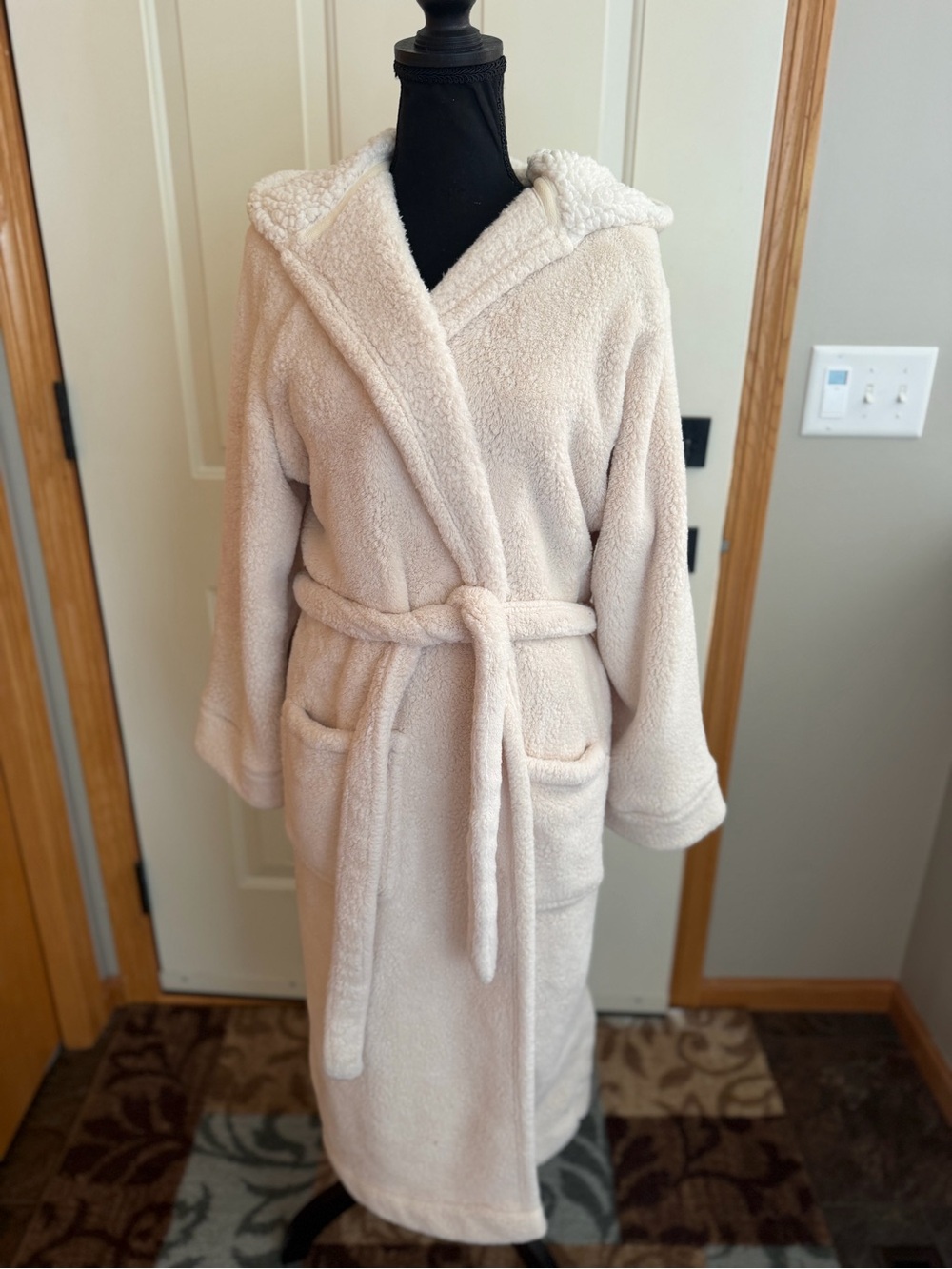 Women’s L.L. Beam cream wicked plush hooded robe with belt tie. Medium Reg